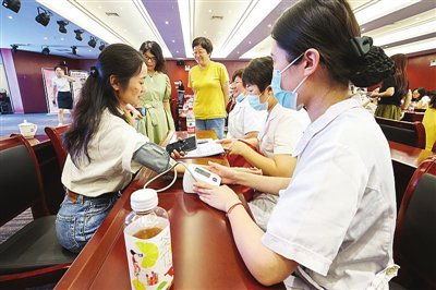 守護(hù)職場健康，服務(wù)暖企心——記“健康義診進(jìn)企業(yè)”專項(xiàng)咨詢服務(wù)活動(dòng)